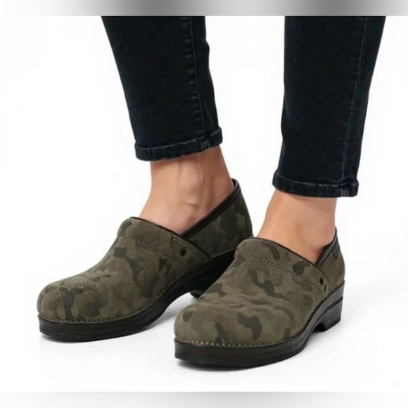 Dansko Shoes - Dankso
Women's Dansko Professional
Suede Camo Soft Clogs size 39
